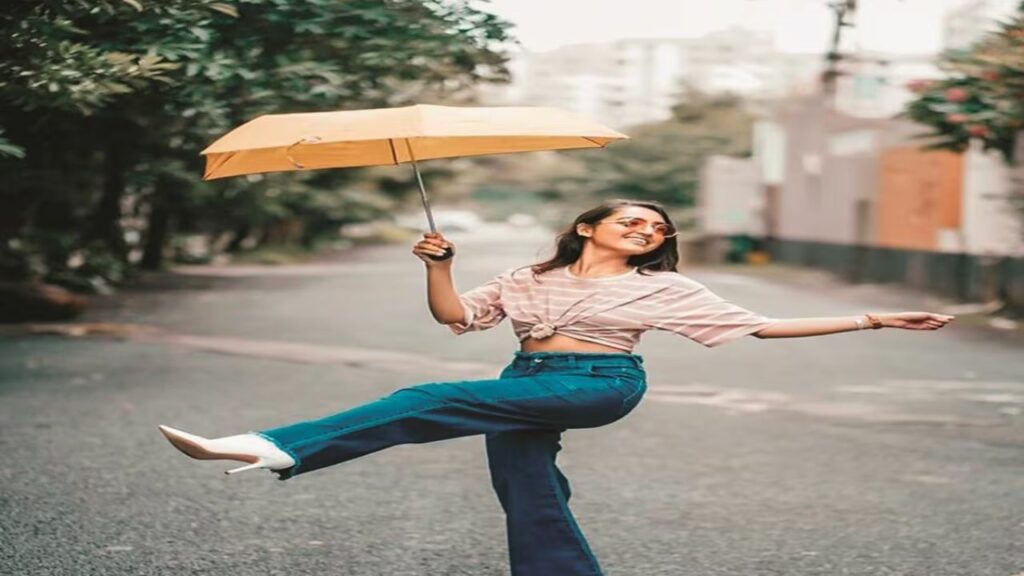   Monsoon Fashion: बारिश के मौसम में आपके ऑउटफिट का ये सेन्स लोगों के उड़ा देगा होश 