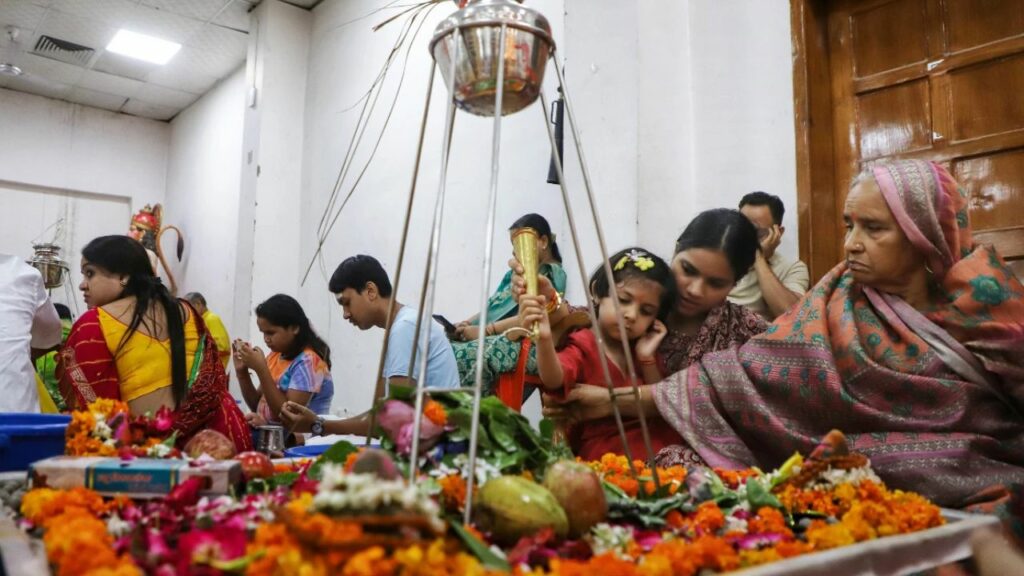 Sawan Somvar: आज है सावन का तीसरा सोमवार ऐसे करें महादेव का जलाभिषेक, कटेंगे कष्ट