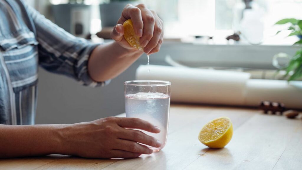 Lemon Water Side Effects: सावधान ! खाली पेट नींबू पानी पीना हो सकता है खतरनाक, जानिए इसका सही तरीका