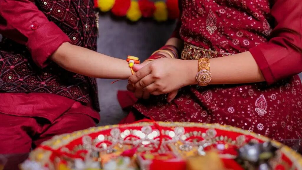 Rakshabandhan 2025: रक्षाबंधन में क्यों पहली राखी चढ़ाई जाती है ईश्वर को? जानिए इसके पीछे की मान्यताएं