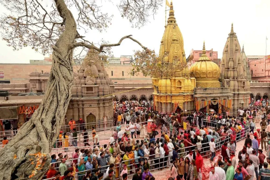 Religious Tourism: सावन में उत्तर प्रदेश में हुई रिकॉर्ड टूरिस्ट्स की आवग, तीर्थयात्रियों की हुई भरमार