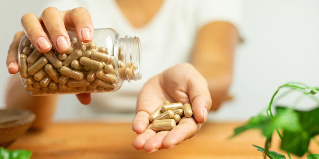 Ashwagandha Benefits: अश्वगंधा है तनाव मुक्ति, बेहतर नींद और लंबी आयु का आयुर्वेदिक रहस्य