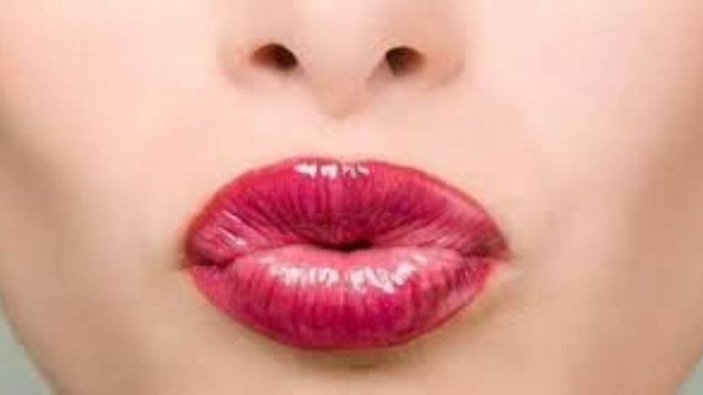   Beauty Tips: लिपस्टिक लगाने से काले पड़े होंठ को  इन घरेलू उपचार से करें ठीक 