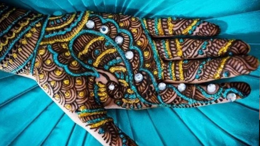 Mehandi Style: हरतालिका तीज में डिफरेंट स्टाइल से लगवाएं मेहंदी, पतिदेव हो जाएंगे खुश