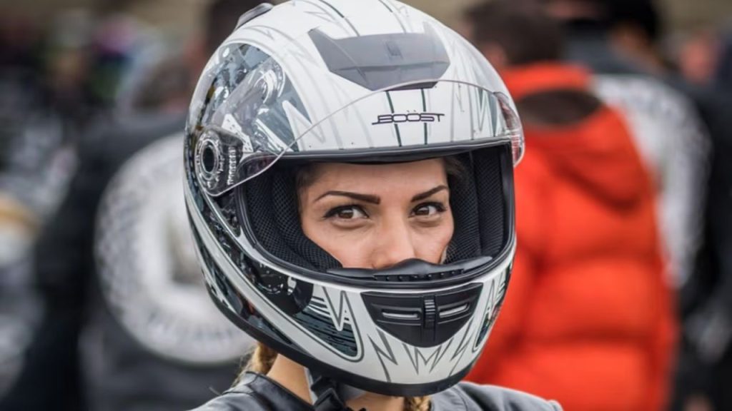     Hair Care: सावधान! गंदा हेलमेट पहनने से आपके बालों हो सकते हैं बहुत बीमार, ऐसे करें देखभाल 