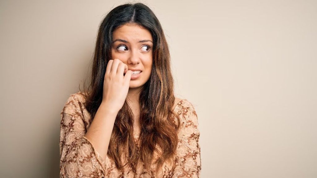 Nail Biting Habit : दांतों से नाखून कुतरने की आदत कई बिमारियों की है जड़ , आज ही छोड़ दें 