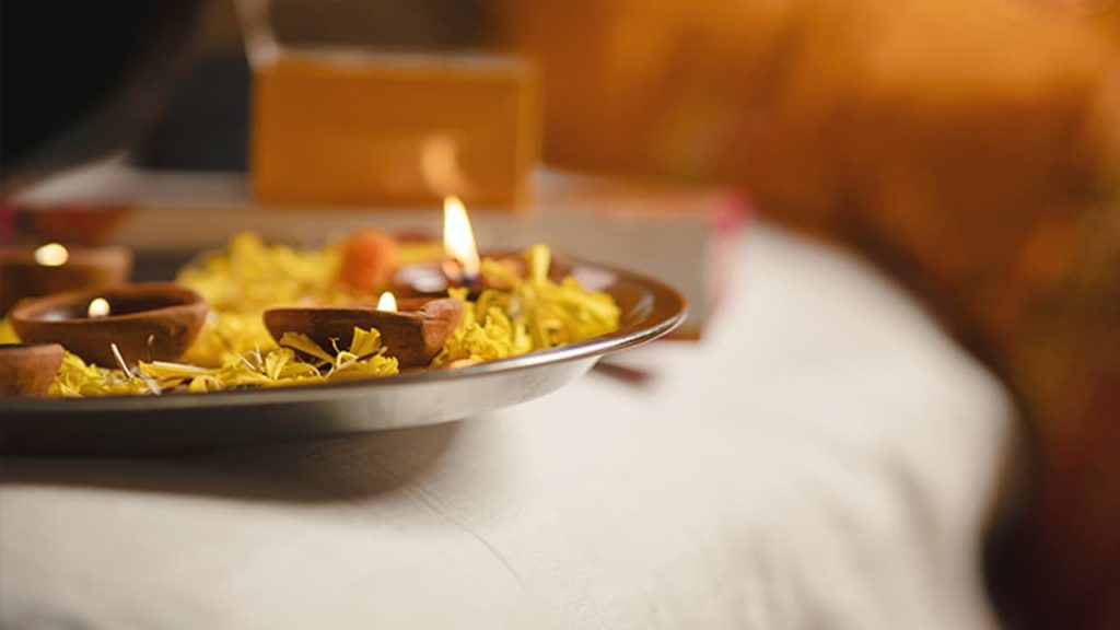 Hindu Rituals: आरती में कपूर का उपयोग क्यों किया जाता है? जानें धार्मिक मान्यता 