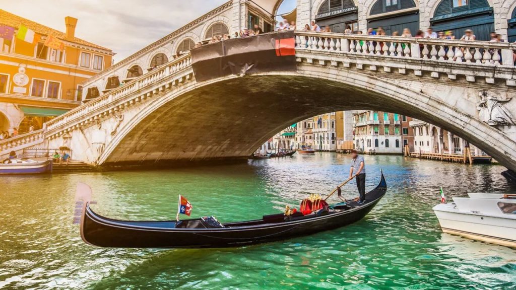 Overcrowded Destinations: ये हैं दुनिया के सबसे भीड़भाड़ वाले पर्यटन स्थल, सोच समझ कर जाएँ 