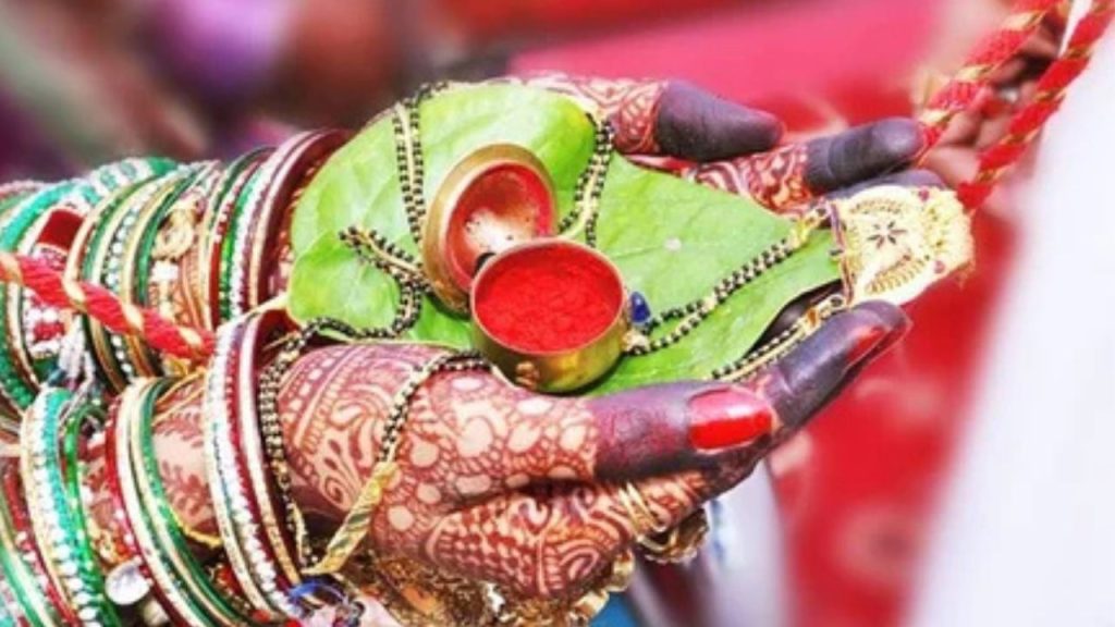 Hartalika Teez : तीज में माता पार्वती को जरूर चढ़ाएं ये सुहाग की चीजें, प्राप्त होगा अखंड सौभाग्य