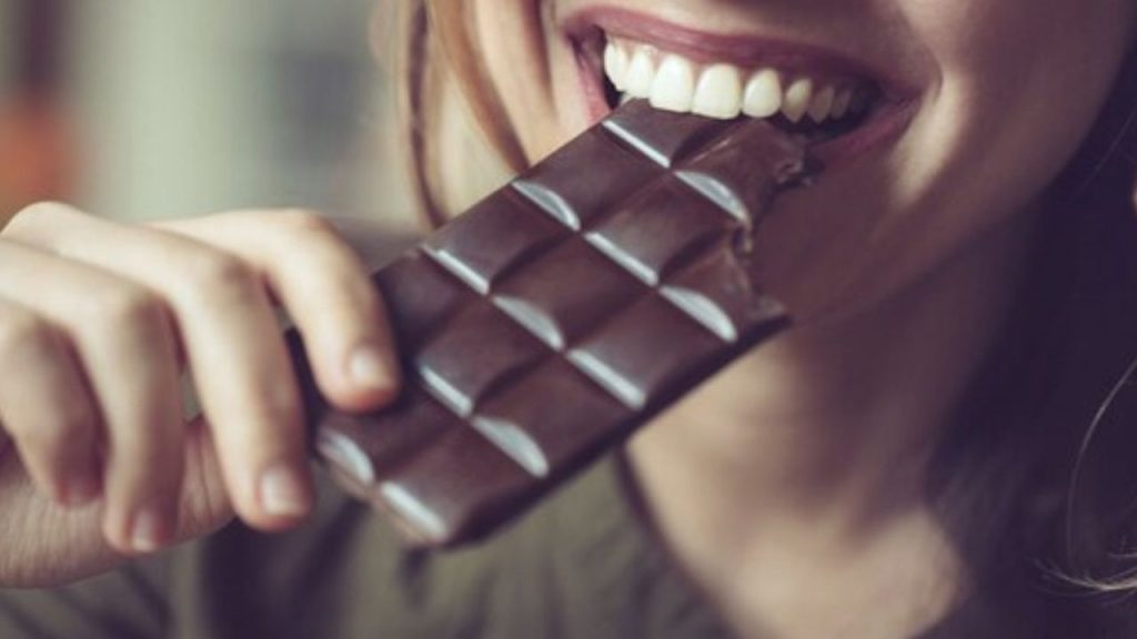 Dark Chocolate Benefits: वजन कम करता है डार्क चॉकलेट, और भी हैं फायदे 