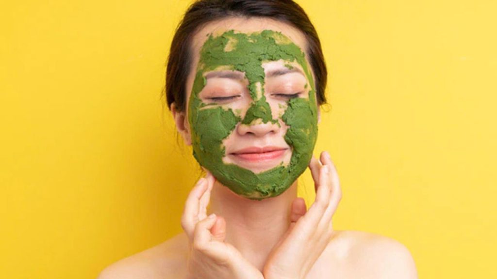     Beauty Tips: तुलसी के पत्तों का फेस पैक चेहरे पर लाएगा गज़ब का निखार, जानिए कैसे करें तैयार 