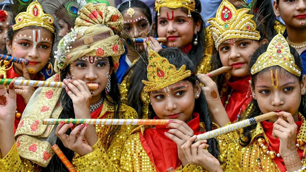 Janmashtami 2025: जन्माष्टमी पर इन मन्त्रों के जाप से मिलेगा श्री कृष्ण का आशीर्वाद