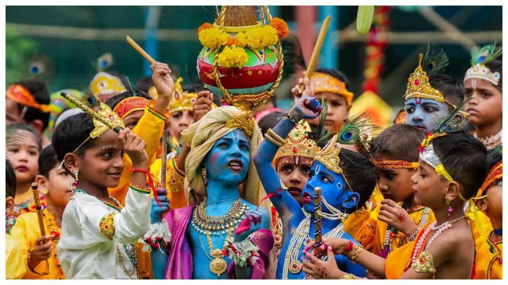 Janmashtami Outfit: जन्माष्टमी पर भूलकर भी ना पहने इस रंग के कपड़े वरना होगा अपशगुन