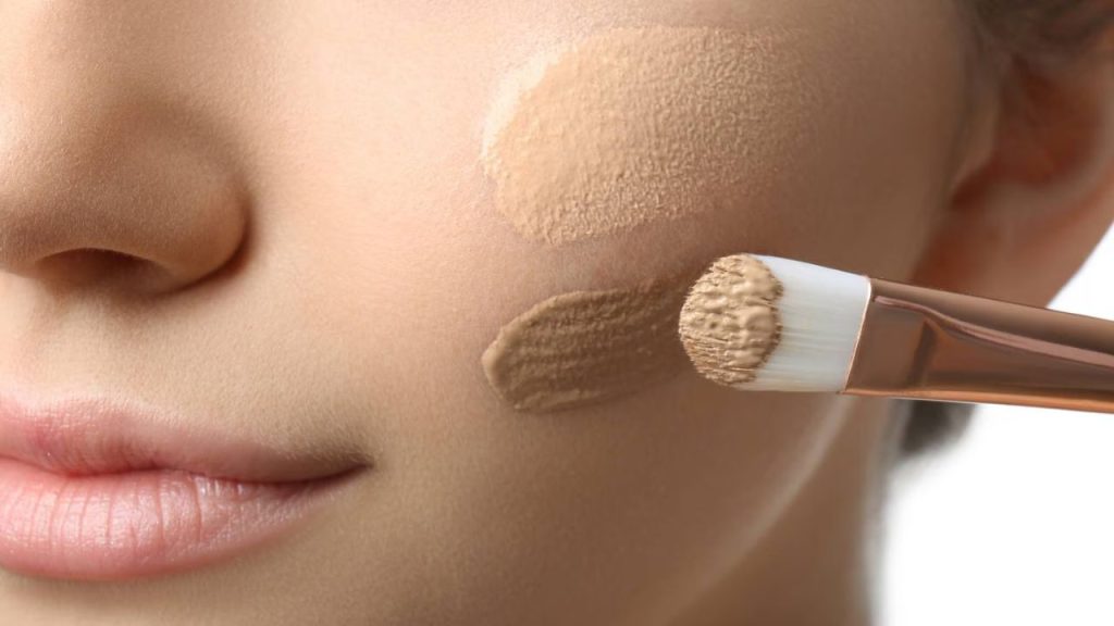   Foundation Side Effects: सावधान! चेहरे पर सही फाउंडेशन इस्तेमाल ना करने से हो सकता है नुकसान