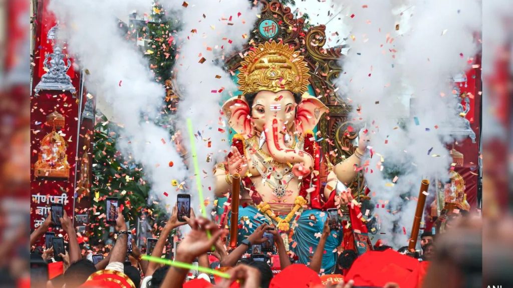 Ganesh Visarjan 2025: गणेश विसर्जन के समय भूलकर भी ना करें ये काम, वरना लगेगा पाप