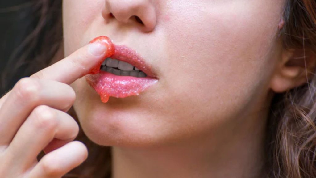 Beauty Tips: लिपस्टिक लगाने से काले पड़े होंठ को  इन घरेलू उपचार से करें ठीक     