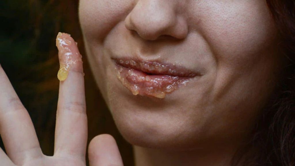 Beauty Tips: लिपस्टिक लगाने से काले पड़े होंठ को  इन घरेलू उपचार से करें ठीक 