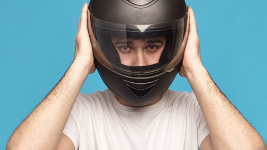     Hair Care: सावधान! गंदा हेलमेट पहनने से आपके बालों हो सकते हैं बहुत बीमार, ऐसे करें देखभाल 