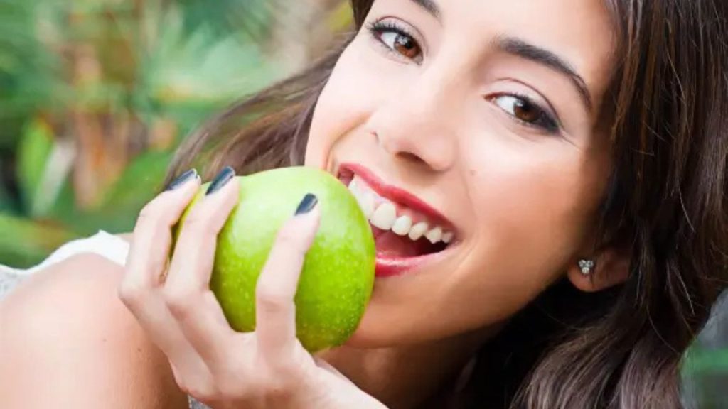 Hartalika Teej 2025: हरतालिका तीज पर घर में नेचुरल ग्लो पाने के लिए फॉलो करें ये आसान टिप्स