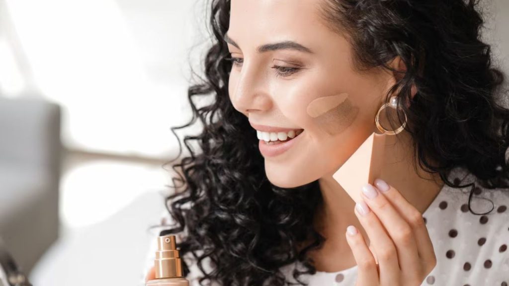     Foundation Side Effects: सावधान! चेहरे पर सही फाउंडेशन इस्तेमाल ना करने से हो सकता है नुकसान