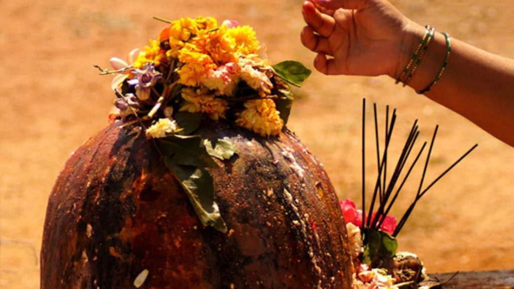  Sawan Fourth Somvaar: आज सावन का आखिरी सोमवार को इस मंत्र के साथ करें जलाभिषेक, कष्ट हरेंगे महादेव 