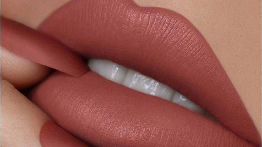 Fashion Trend : लिपस्टिक के ये शेड आजकल के हैं लेटेस्ट ट्रेंड,  युवाओं की है ख़ास पसंद 