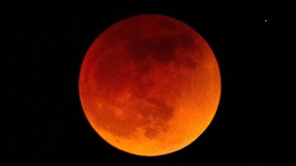 Chandra Grahan 2025: इस दिन लगेगा साल का आखिरी चंद्र ग्रहण, बरतें ये सावधनियां   