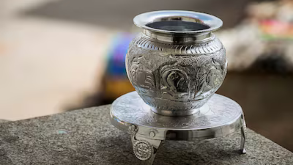 Raksha Bandhan 2025: राखी की थाली में रखें ये पांच जरुरी सामग्री, देखें लिस्ट   