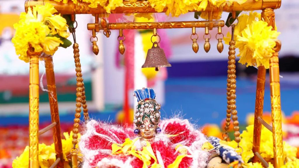 Janmashtami Decoration: इस जन्माष्टमी कृष्ण के झूले और घर के मंदिरों को ऐसे सजाएं, देखें तस्वीरें