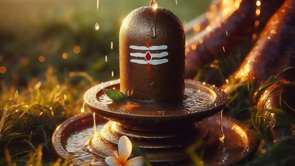  Sawan Fourth Somvaar: आज सावन का आखिरी सोमवार को इस मंत्र के साथ करें जलाभिषेक, कष्ट हरेंगे महादेव 