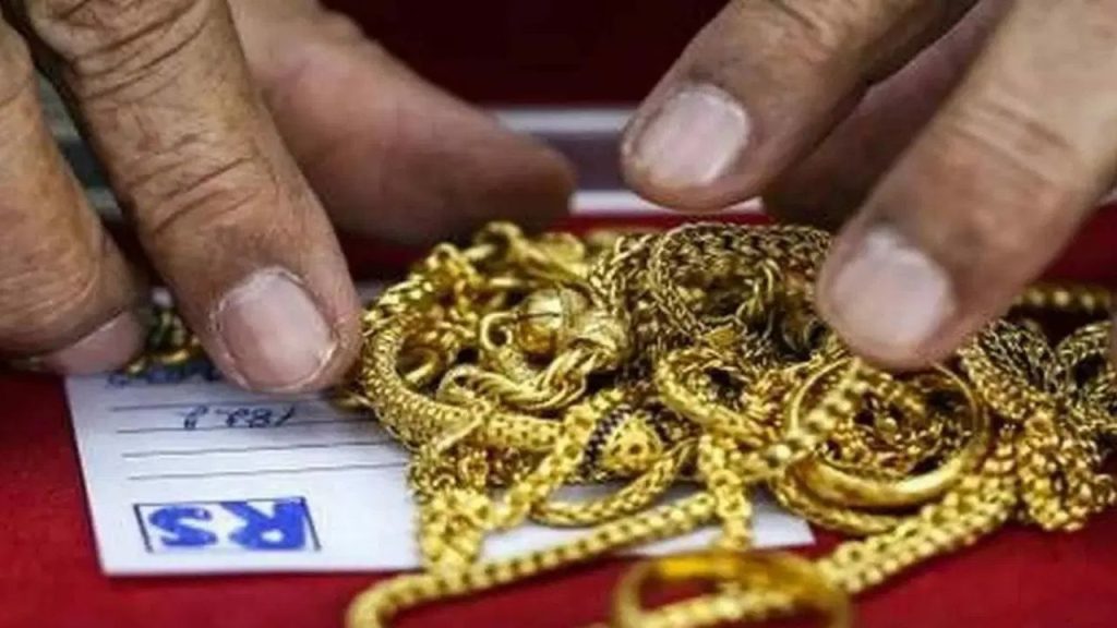 Jewellery Pink Paper: सोनार के यहाँ गुलाबी कागज का क्या है महत्त्व, क्यों इसमें ही लपेटे जाते हैं आभूषण