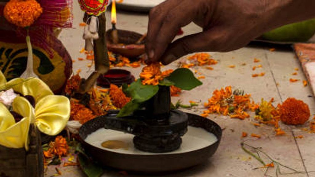 Sawan Pradosh Vrat 2025: आज है सावन का आखिरी प्रदोष व्रत, इस विधि से करें शिव जी को प्रसन्न   