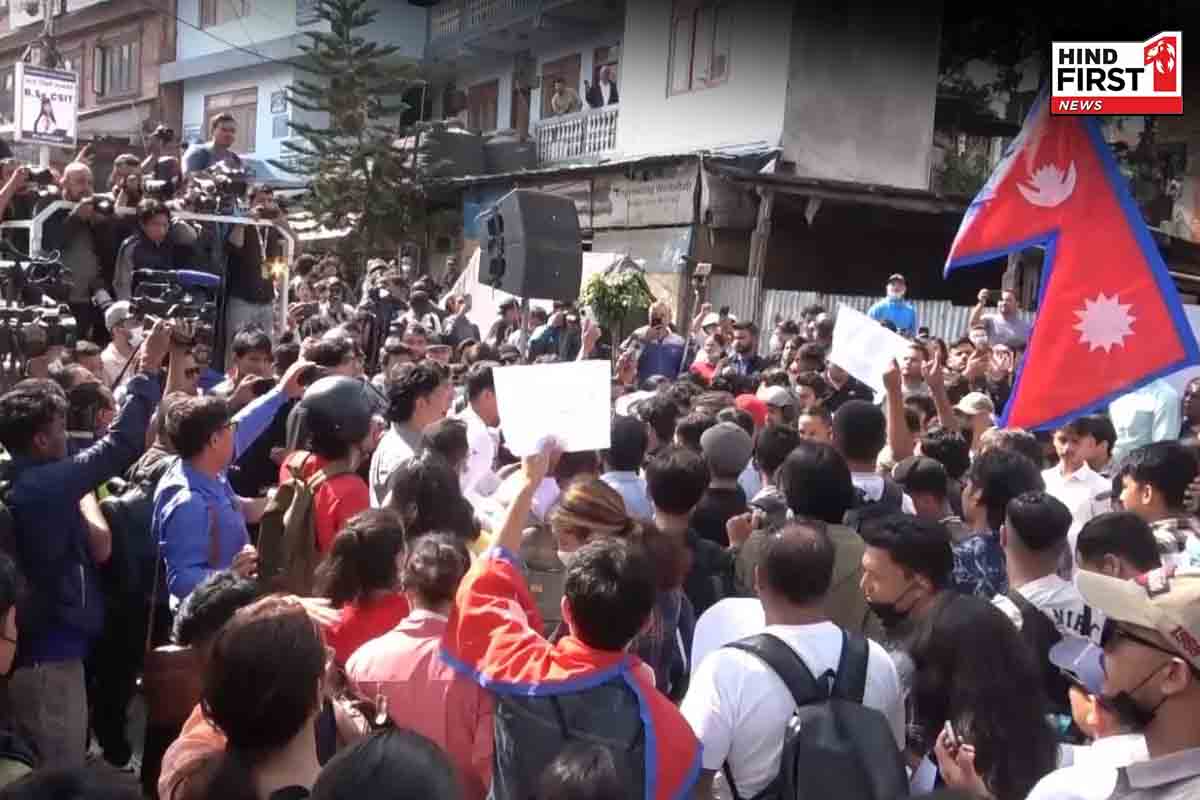 सोशल मीडिया पर लगे बैन का नेपाल में भयंकर विरोध, संसद में घुस गए प्रदर्शनकारी