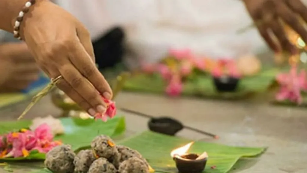Pitru Paksha 2025: पितृ पक्ष में इन तीन चीज़ों को घर लाना है वर्जित, जानिए क्यों