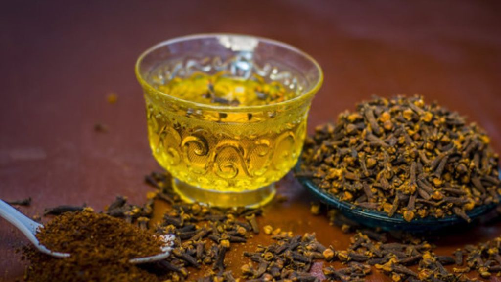 Clove Water: कई रोगों की एक दवा है लौंग का पानी, जानिए इसके अनगिनत लाभ