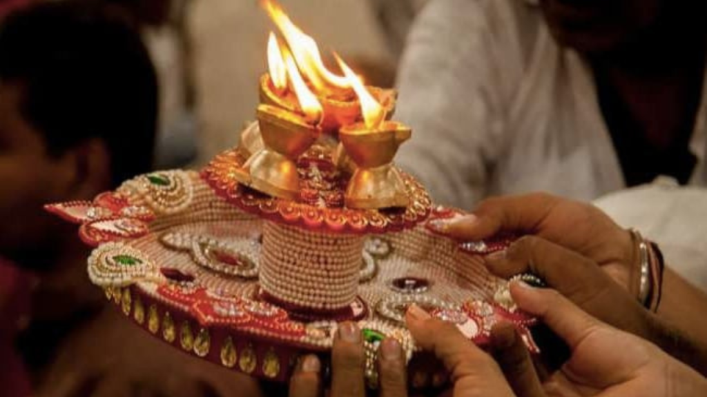 Hindu Rituals: हिंदू घडी की सुई की दिशा में क्यों करते हैं आरती? जानिए इसका कारण   
