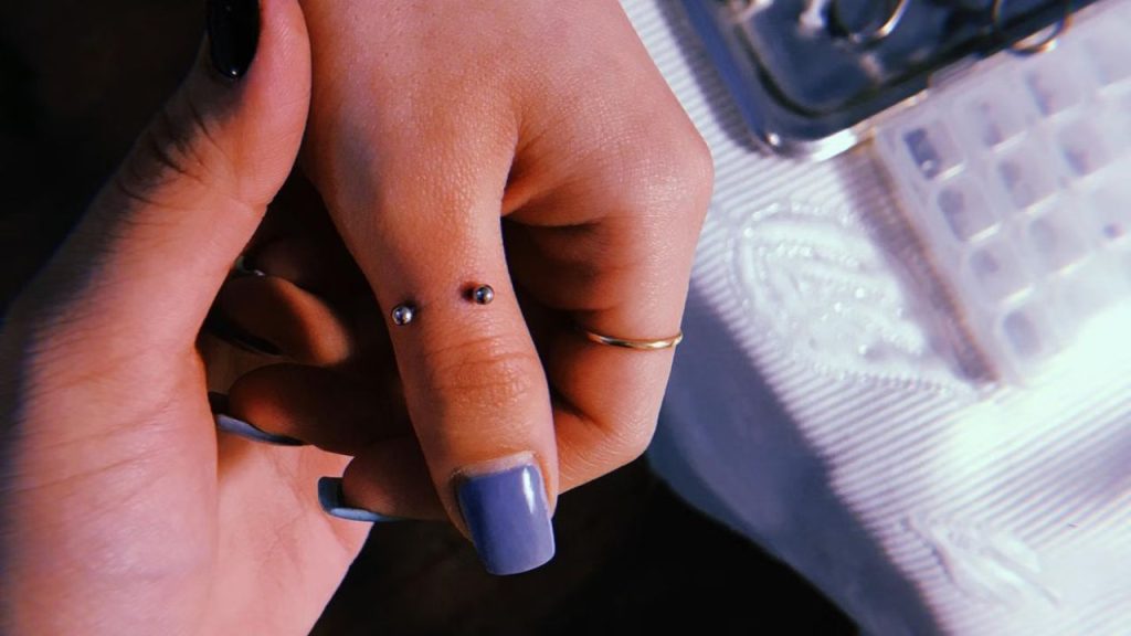   Finger Piercing Side Effects: कूल नहीं बल्कि बेहद घातक है फिंगर पियर्सिंग, हो जाएं सावधान 