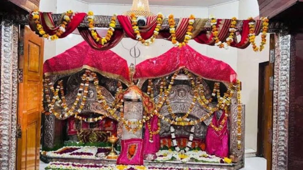 Chandrika Devi Mandir: नवरात्रों में लखनऊ के इस मंदिर में माता के दर्शन मात्र से धूल जाते है सभी पाप