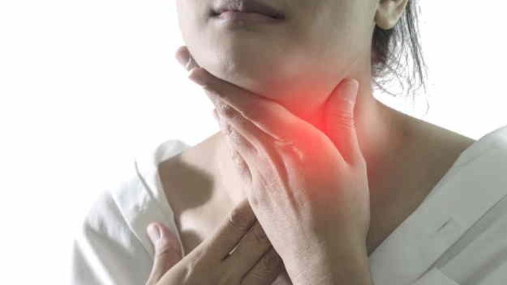   Throat Cancer Symptoms: गले में हुई खराश को हल्के में लेने की ना करें भूल, हो सकते कैंसर के लक्षण 
