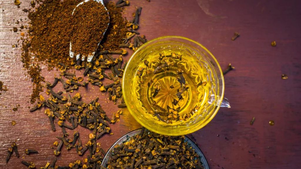 Clove Water: कई रोगों की एक दवा है लौंग का पानी, जानिए इसके अनगिनत लाभ