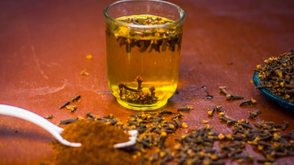 Clove Water: कई रोगों की एक दवा है लौंग का पानी, जानिए इसके अनगिनत लाभ