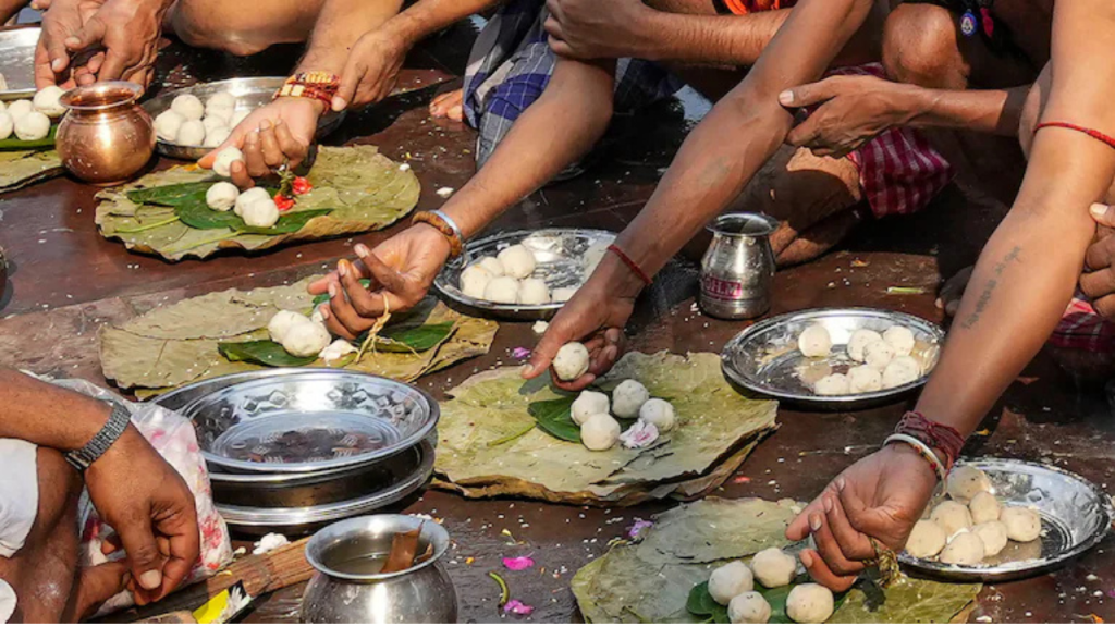 Sarva Pitru Amavasya पर रहेगा सूर्य ग्रहण का साया, जानें तर्पण का शुभ समय   