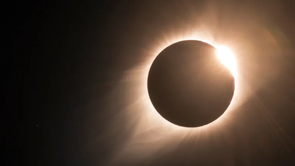 Surya Grahan 2025: महालया अमावस्या के दिन लगेगा सूर्य ग्रहण, जानें इसका महत्व   