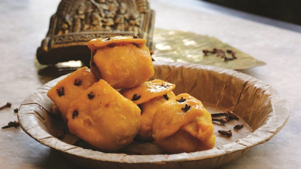 Diwali Sweets Recipes: दिवाली पर घर में बनाइए ये स्वादिष्ट मिठाइयां, लोग तारीफ करते नहीं थकेंगे