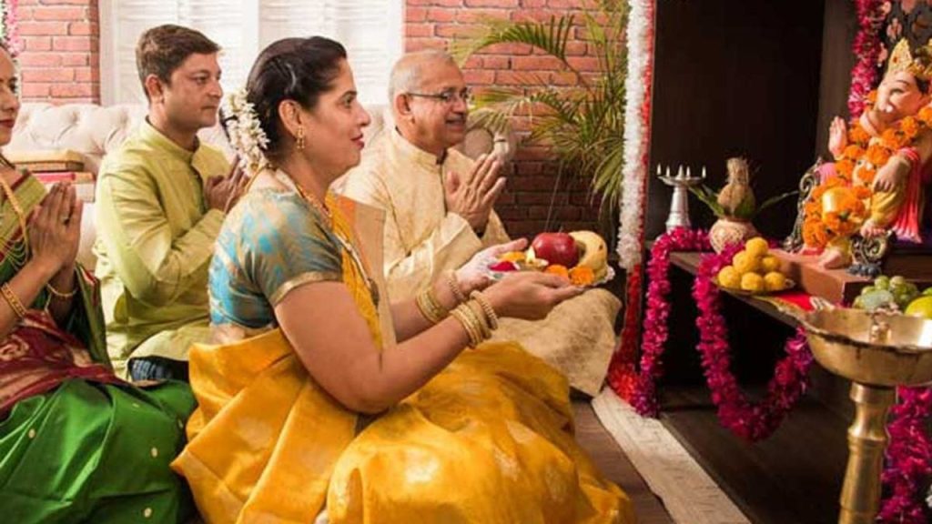 Diwali Outfit: दिवाली की रात भूलकर भी ना पहनें इस रंग के कपड़े, माता लक्ष्मी हो जाएंगी रुष्ट 