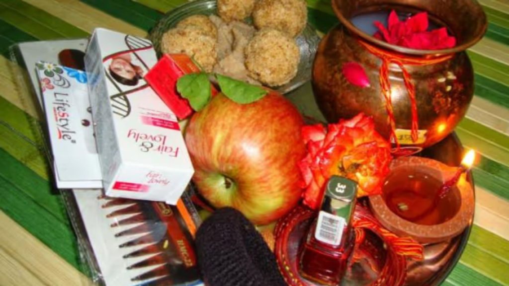 Sargi to Moonrise : करवा चौथ व्रत से पहले और बाद में क्या खाएं, जानें यहां 