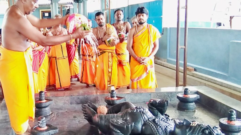   Dhanteras 2025: धनतेरस पर भगवान धन्वंतरि के इन मंदिरों का दर्शन से होगी हर मनोकामना पूर्ण