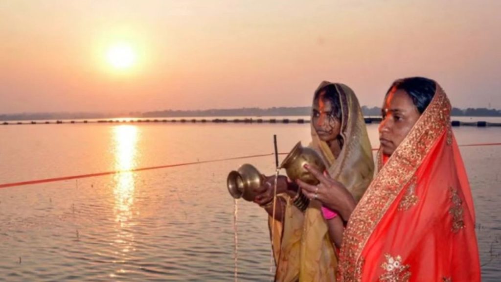 Chhath Puja 2025: उगते सूर्य को अर्घ्य के साथ ही हुआ लोक आस्था के महापर्व छठ का समापन