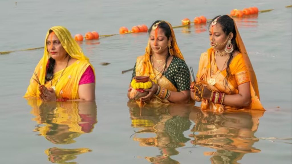 Chhath Puja 2025: उगते सूर्य को अर्घ्य के साथ ही हुआ लोक आस्था के महापर्व छठ का समापन