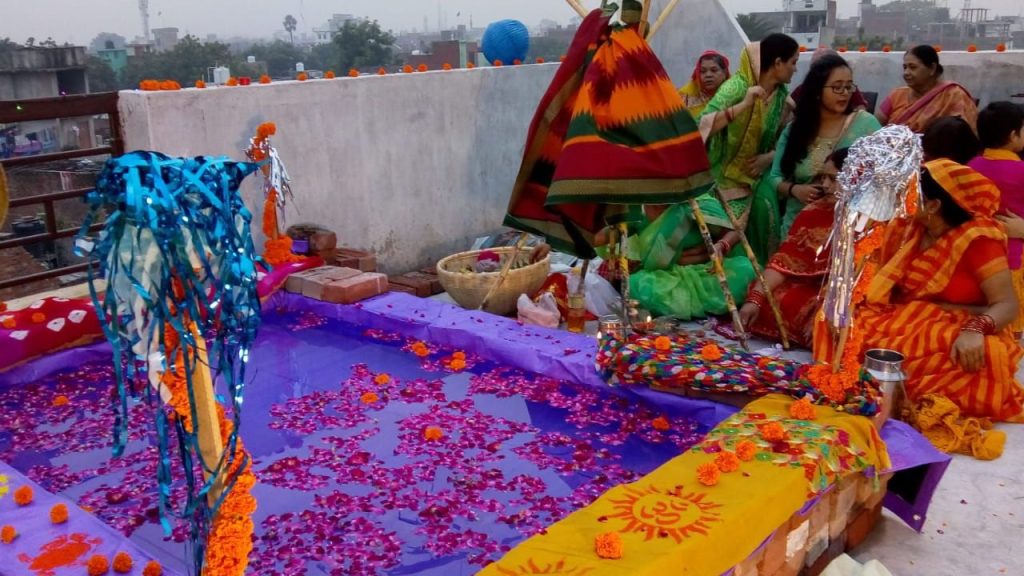 Chhath Puja 2025: उगते सूर्य को अर्घ्य के साथ ही हुआ लोक आस्था के महापर्व छठ का समापन